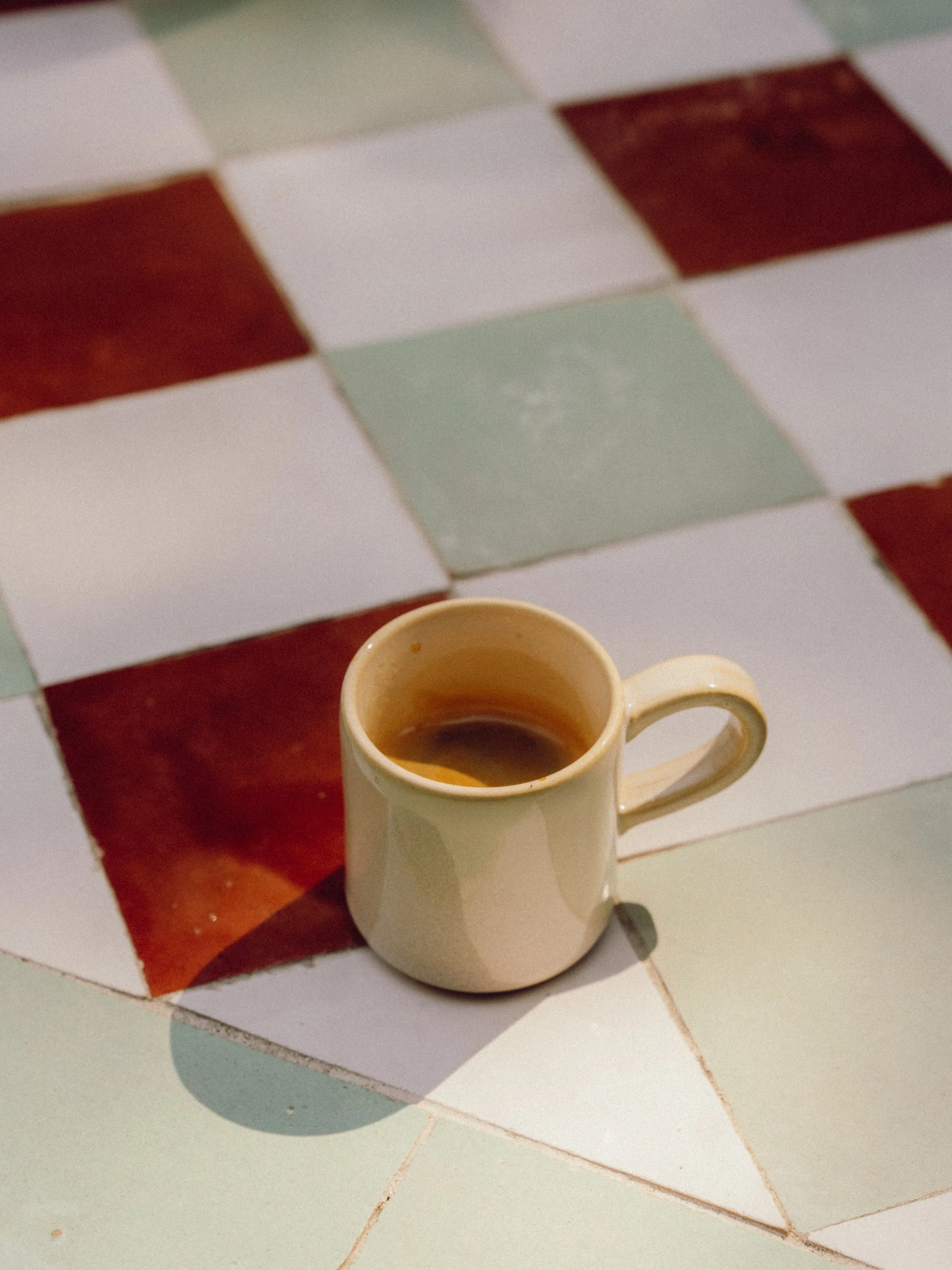 Happy International Coffee Day! ☕️

I&rsquo;d post a photo of my own morning coffee to celebrate but my coffee art is abysmal 🤭 So I am posting this rather beautiful shot from @saardehome featuring their Luz Du Sol Espresso Cup instead 💛
