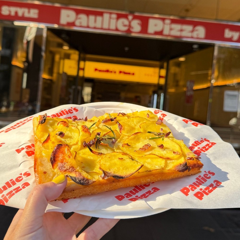 🍕🏃&zwj;♀️ 42KM STARTS WITH 1 SLICE 🌈
The @sydney_marathon is getting closer and the Oxford St Rainbow Precinct is already getting into the spirit of it!

Our friends at @pauliespizzapezzo have created a special Marathon Slice: a Potato &amp; Rosem