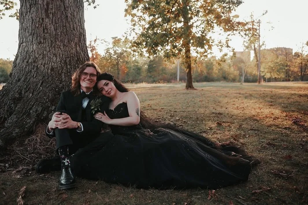 🌙 Hatti &amp; Evan Todorov 🖤 

This bride absolutely SLAYED in a jaw-dropping black wedding dress that will live rent-free in our minds forever. 💫 

Last month at Crystal Fountain Park, these two wrote their own fairy tale under an autumn sky drip