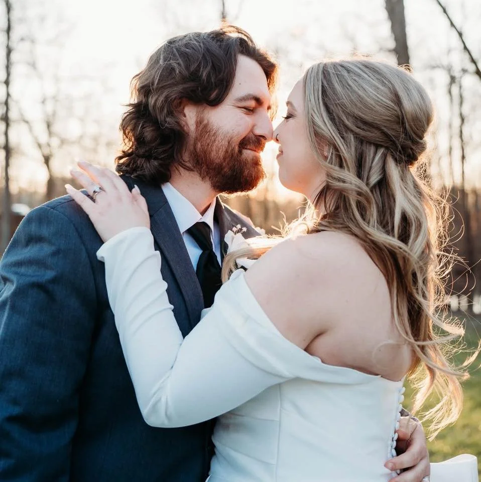 Congrats to Mr. &amp; Mrs. Timmons! 💍 This couple&rsquo;s chemistry was adorable, as was the closeness of their wedding party. ✨ 

Could her dress be any more STUNNING? 🫶 

Spring weddings absolutely have that special something: new life, new marri