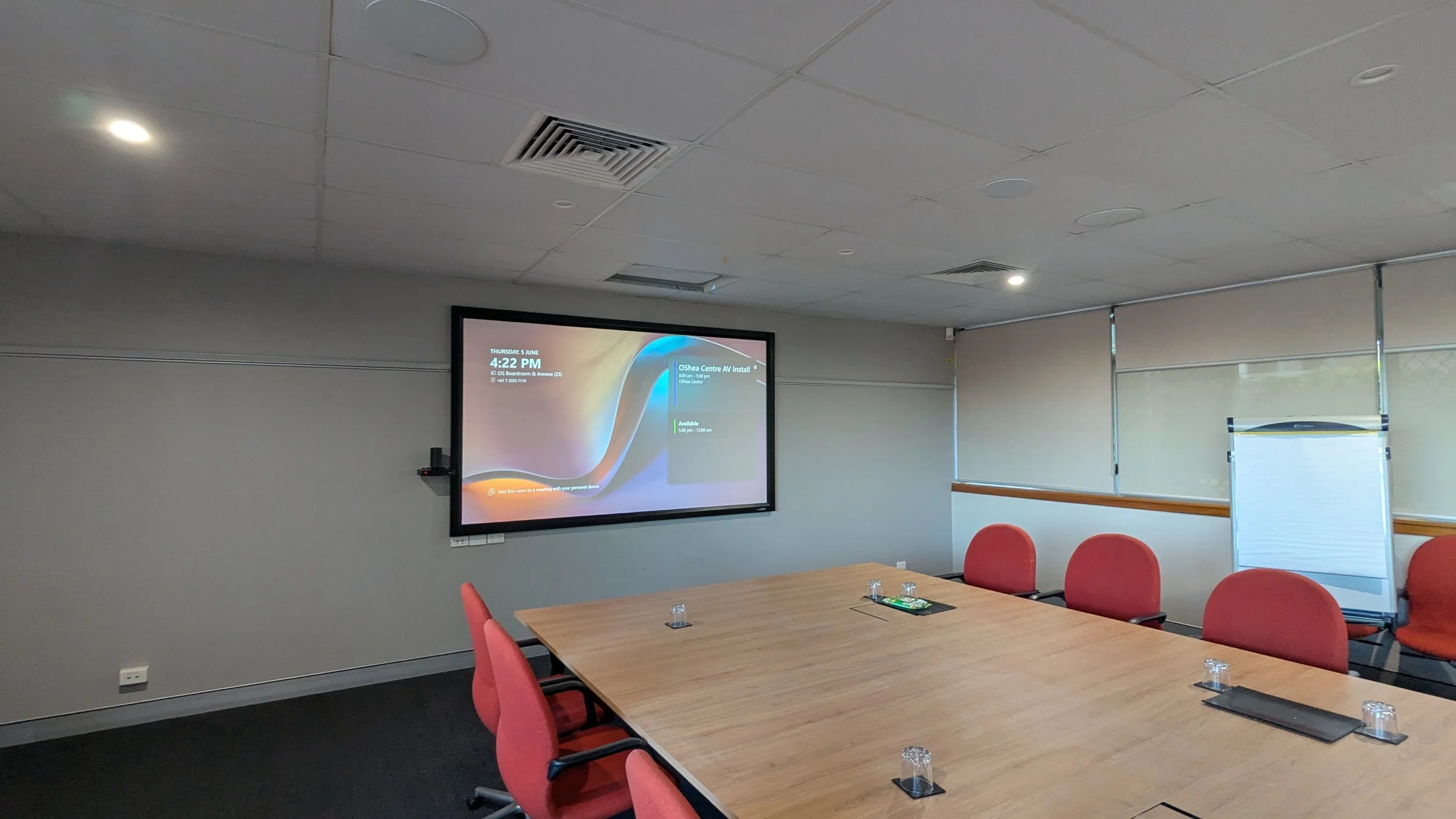 Training room with projector, wireless presentation and integrated audio-visual system with Yealink AV technology