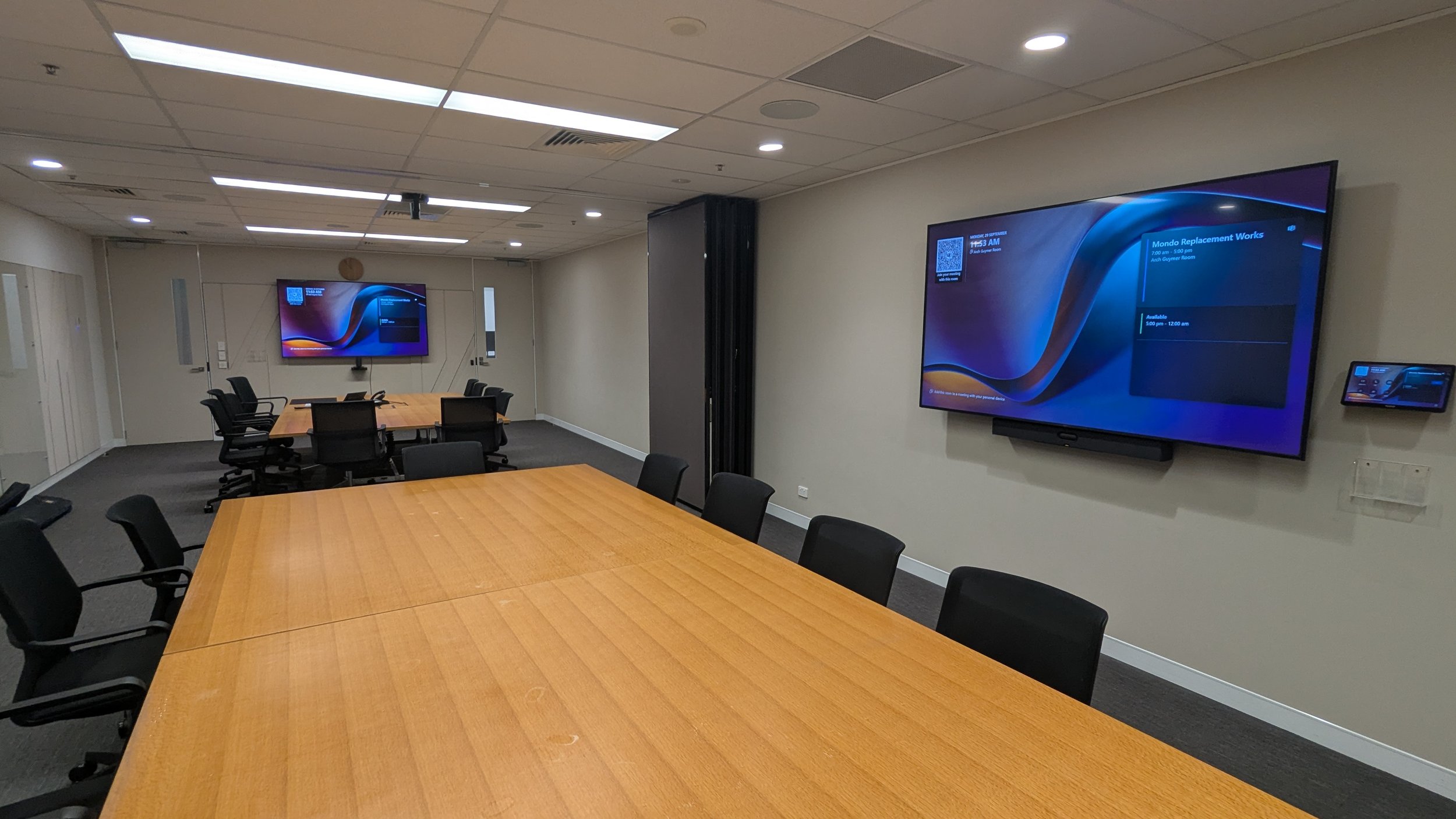 Yealink A50 meeting room with Microsoft Teams Rooms conferencing system and wireless presentation with WPP30: combinable training rooms