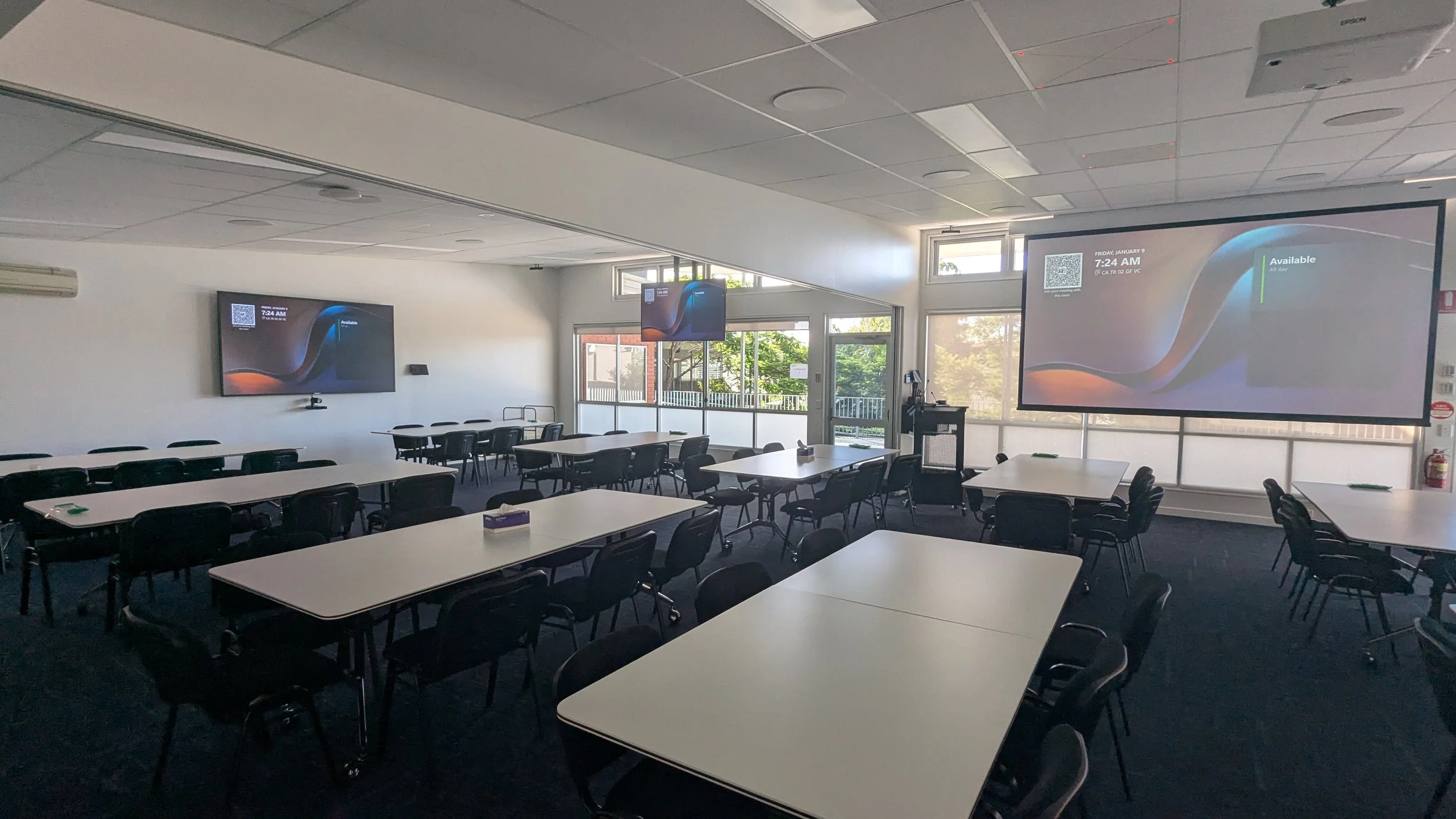 Combinable training room with Microsoft Teams Rooms conferencing system QSYS audio for education sector