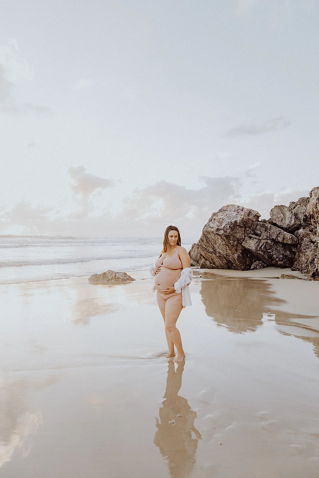 Gold Coast photographer captures pregnant mother at creek