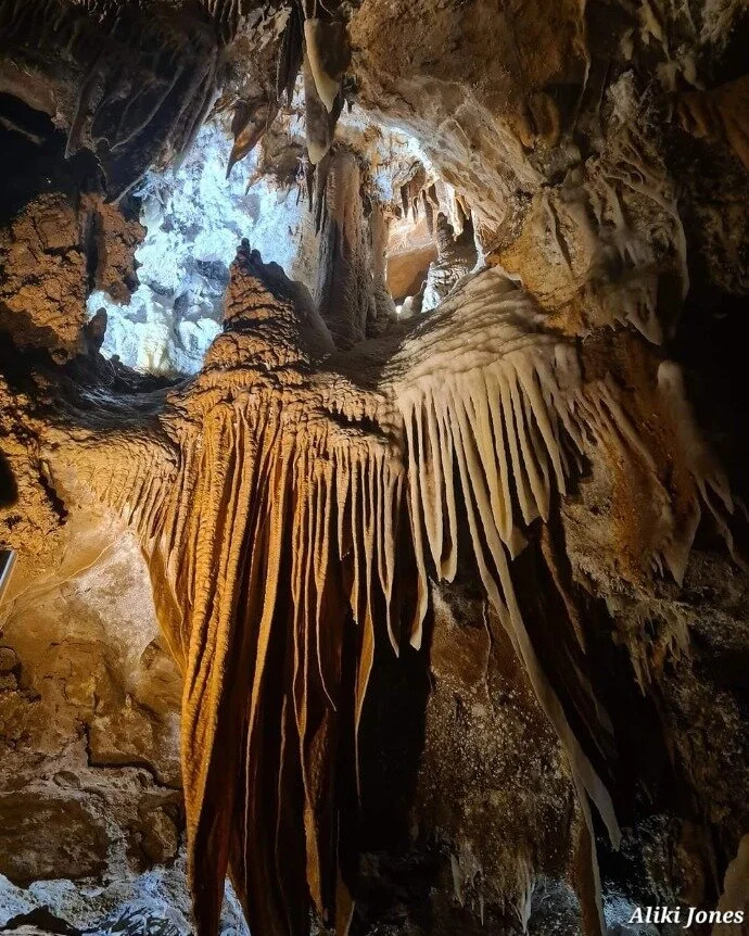 Look at these amazing shots that Aliki Jones Photography captured when they visited Jenolan Caves last year.

You can see the multiple colours through the limestone, especially reds through the shawl.

📸 Aliki Jones Photography