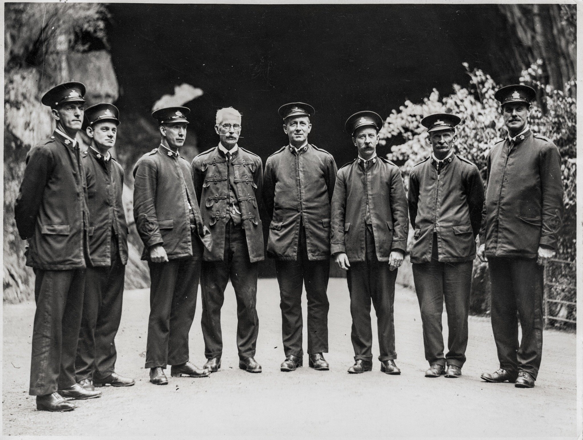 Uniforms of Jenolan Caves.

This photo shows the guides uniforms in 1923.

We think the hats are a great addition to the uniform!

📸 JenolanCaves