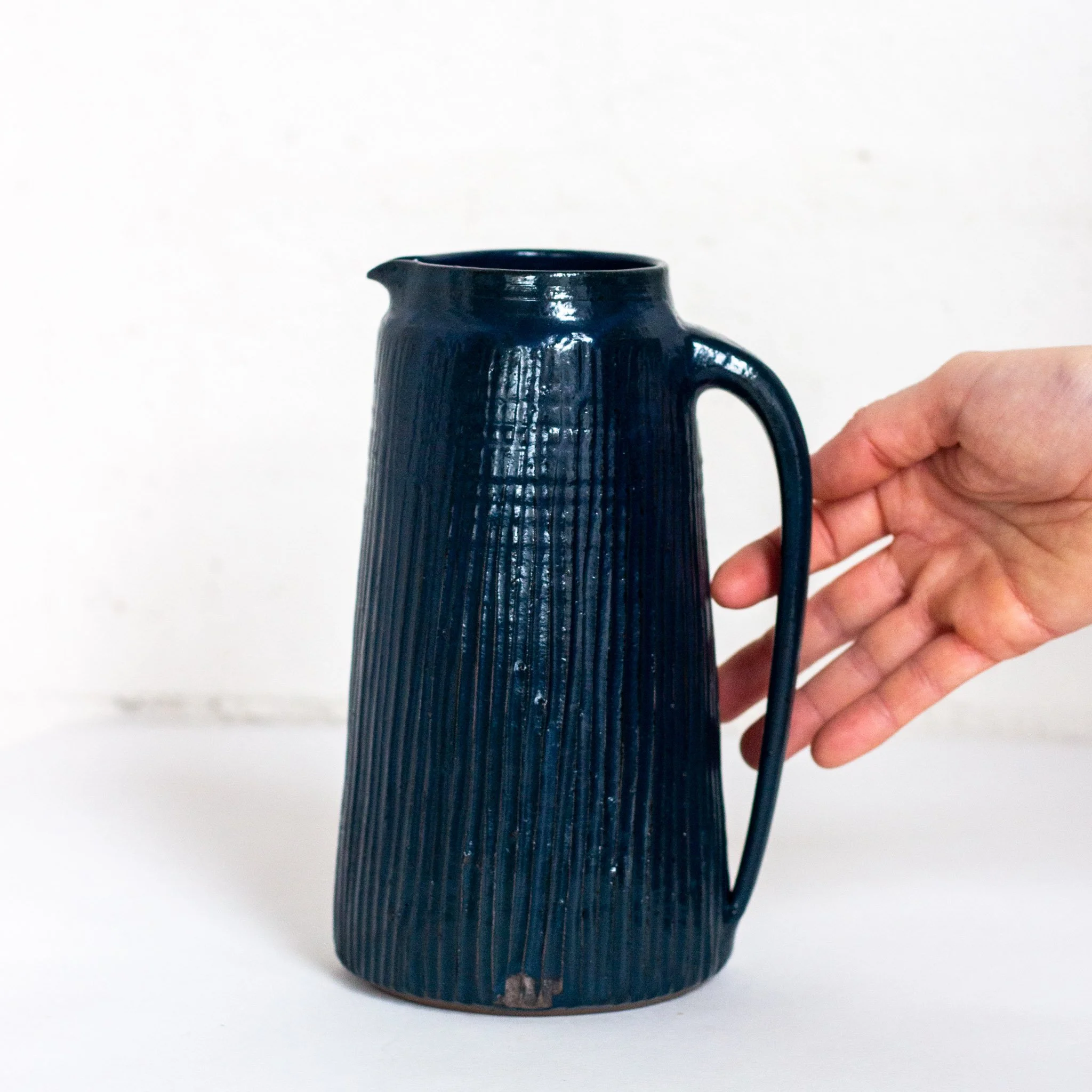 IMG_0060 pichet rainures bleu nuit.jpg