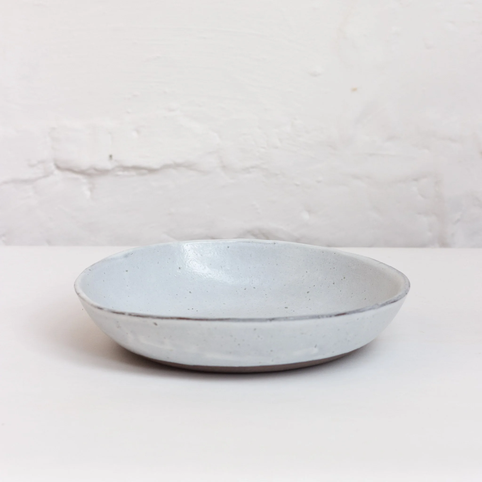 ASSIETTE CREUSE_BLANC MOUCHETÉ 1.jpg