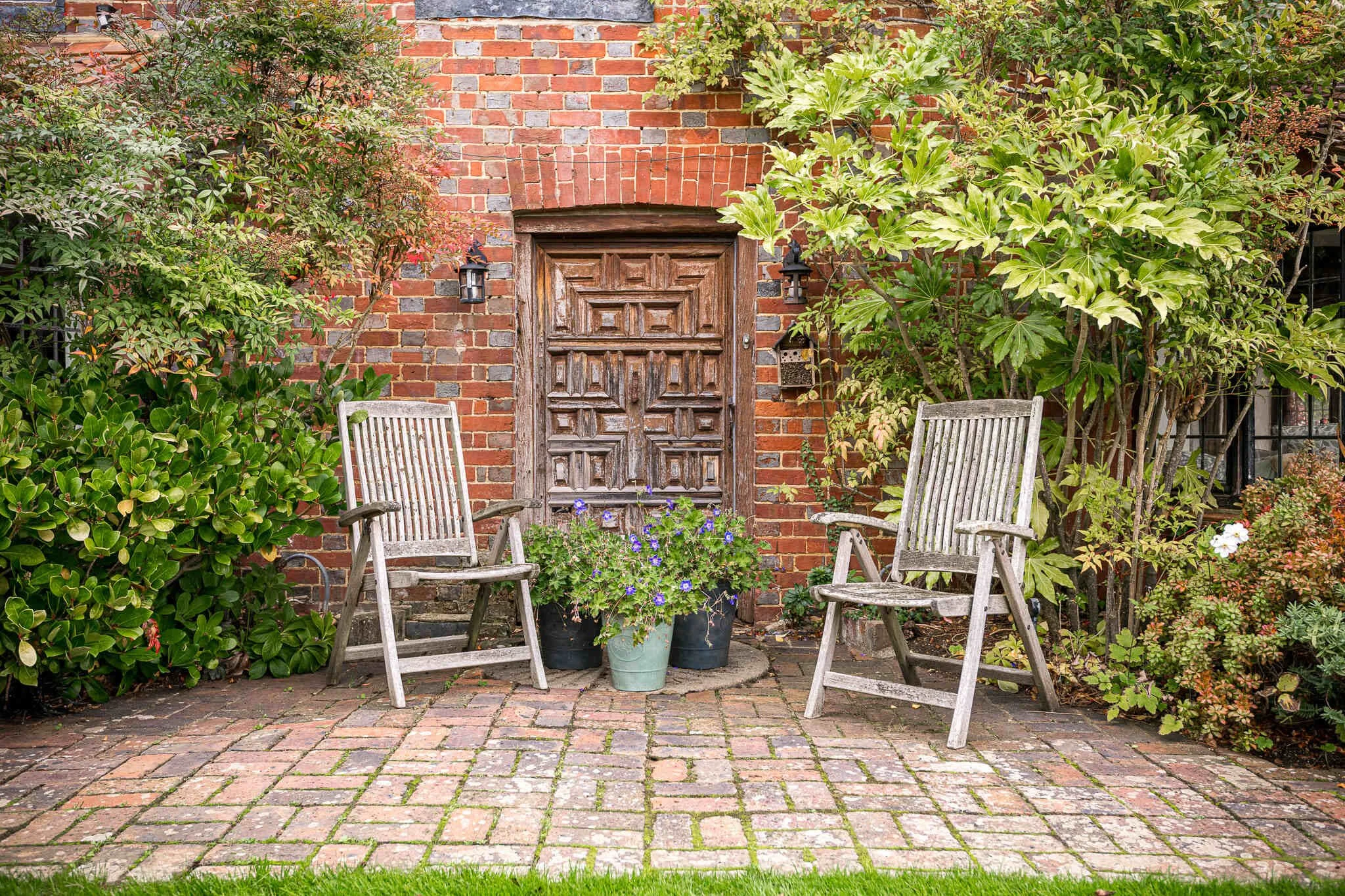 surrey-15-century-country-house-film-photo-shoot-hire-garden-seats.jpg