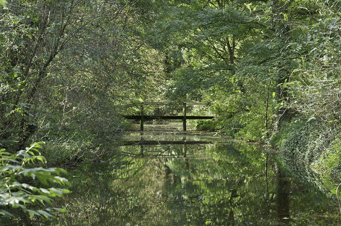 cambridgeshire-stately-period-home-film-photo-shoot-events-hire-lake-bridge.png