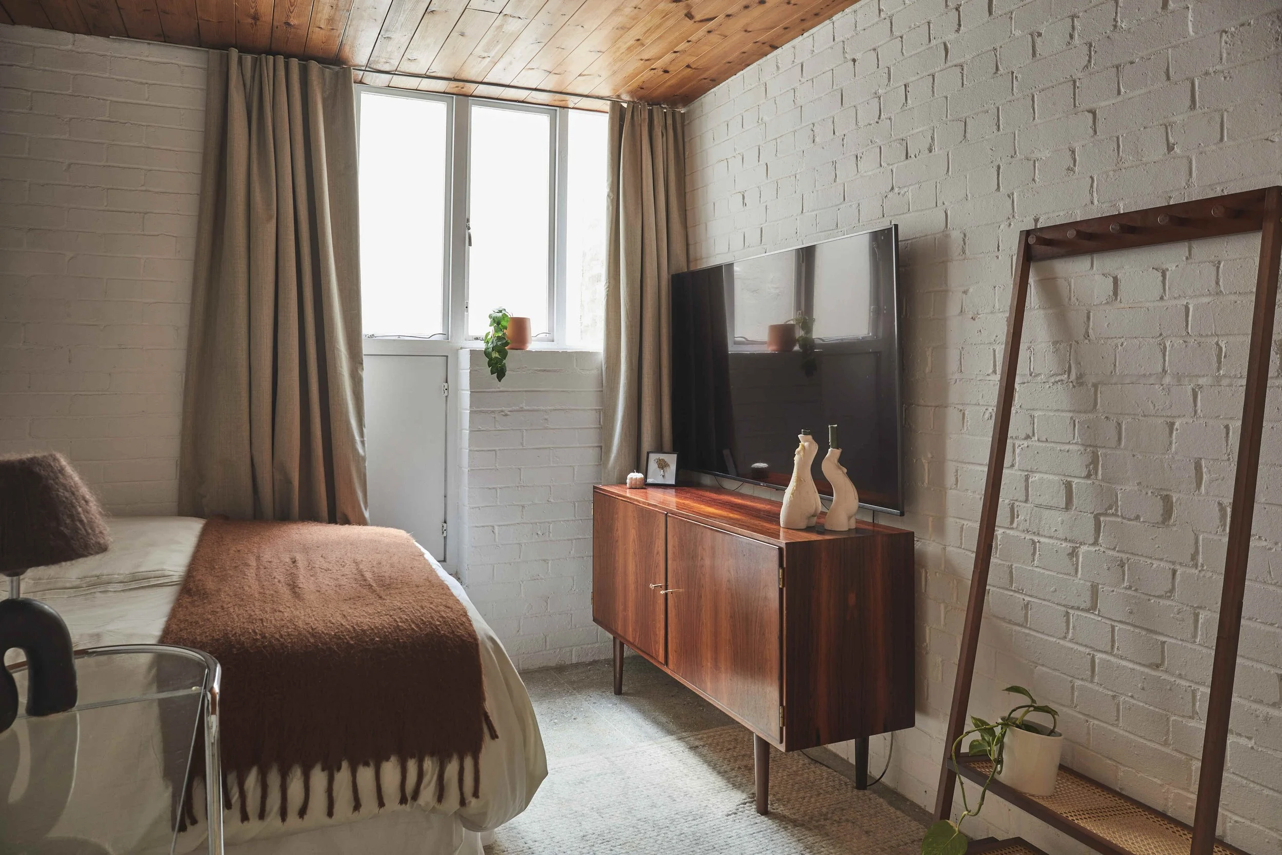 london-retro-mid-century-photo-film-shoot-location-modern-1960s-bedroom-mirror.jpg