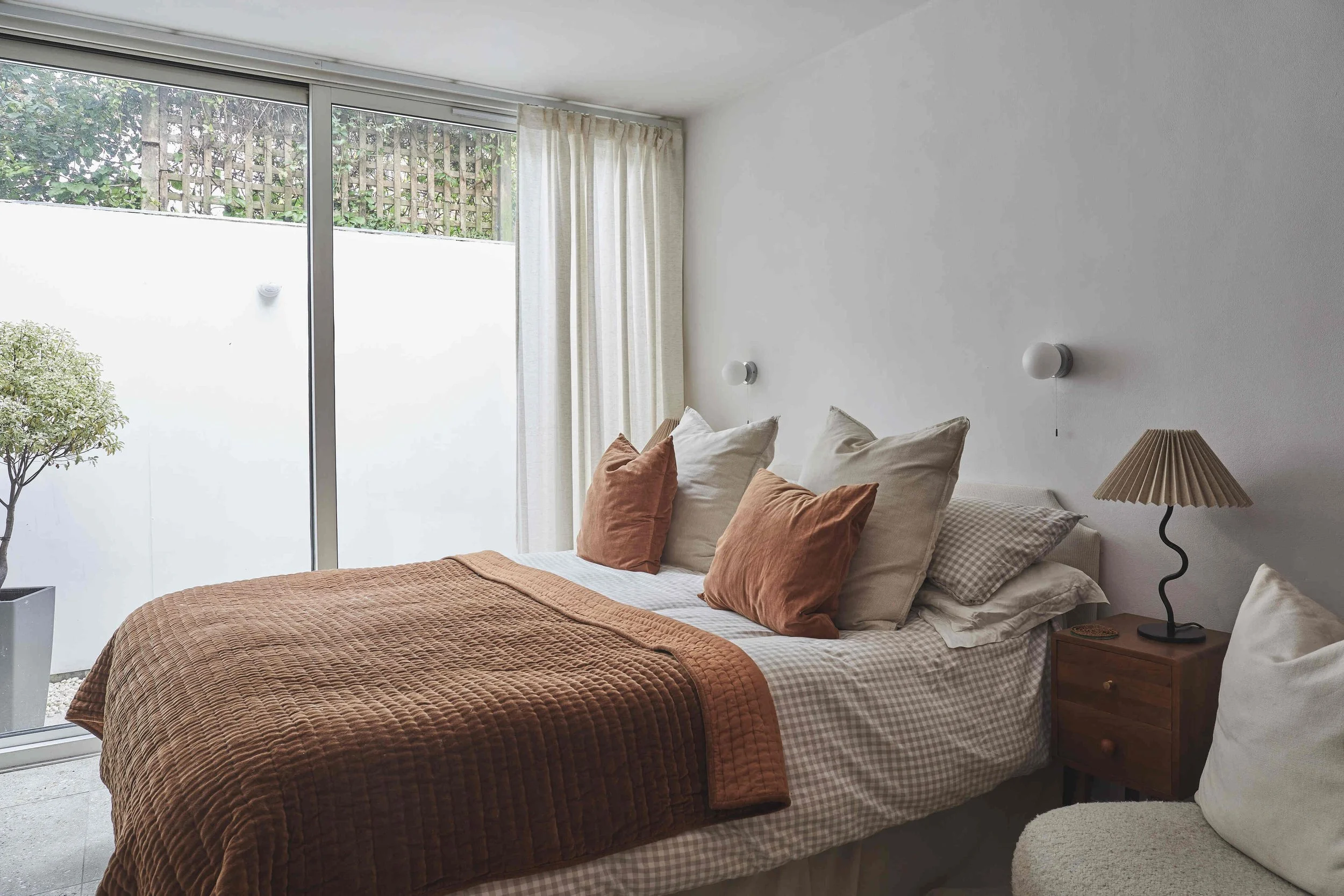 london-retro-mid-century-photo-film-shoot-location-modern-1960s-bedroom-sliding-windows.jpg