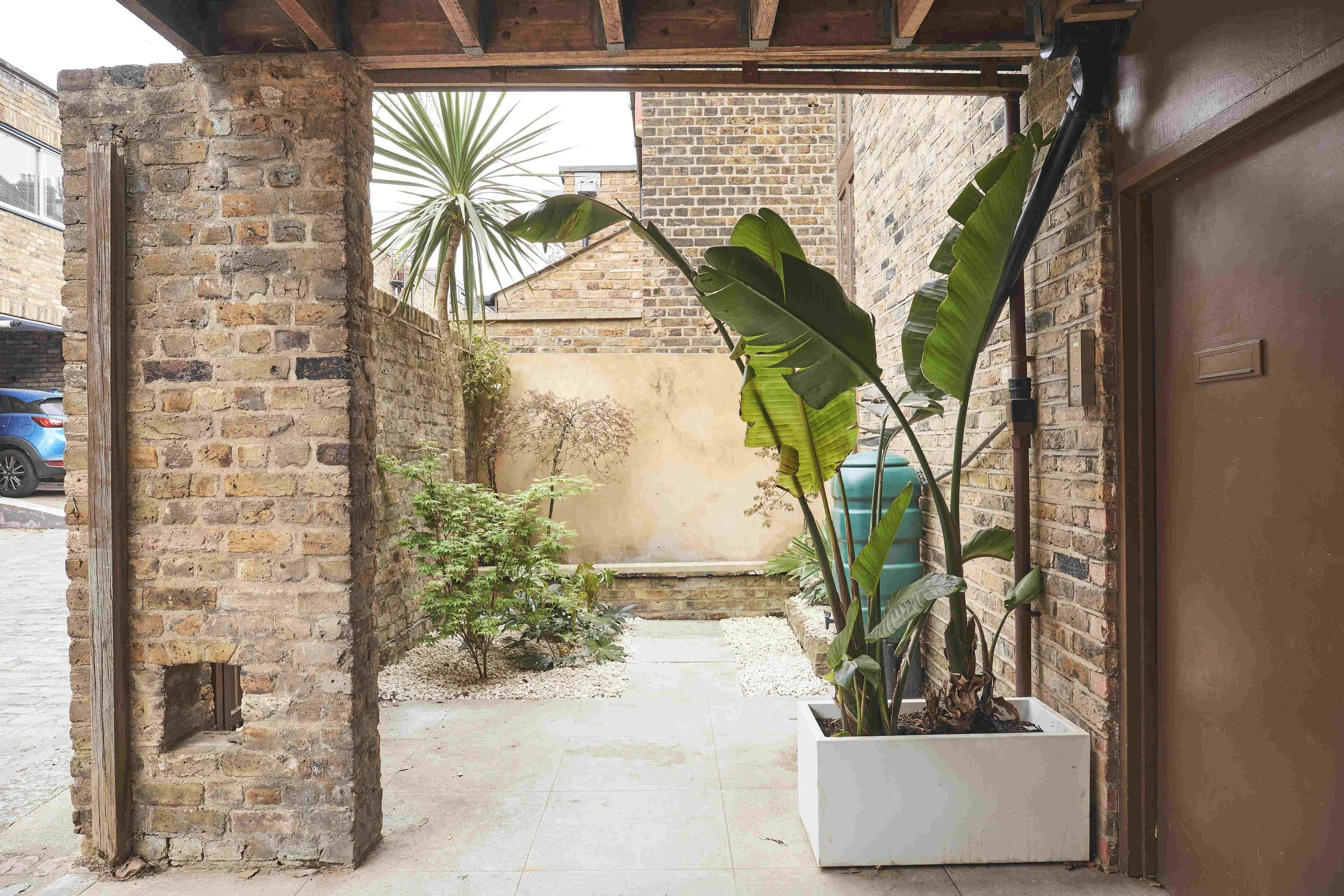london-retro-mid-century-photo-film-shoot-location-modern-1960s-courtyard-palms.jpg