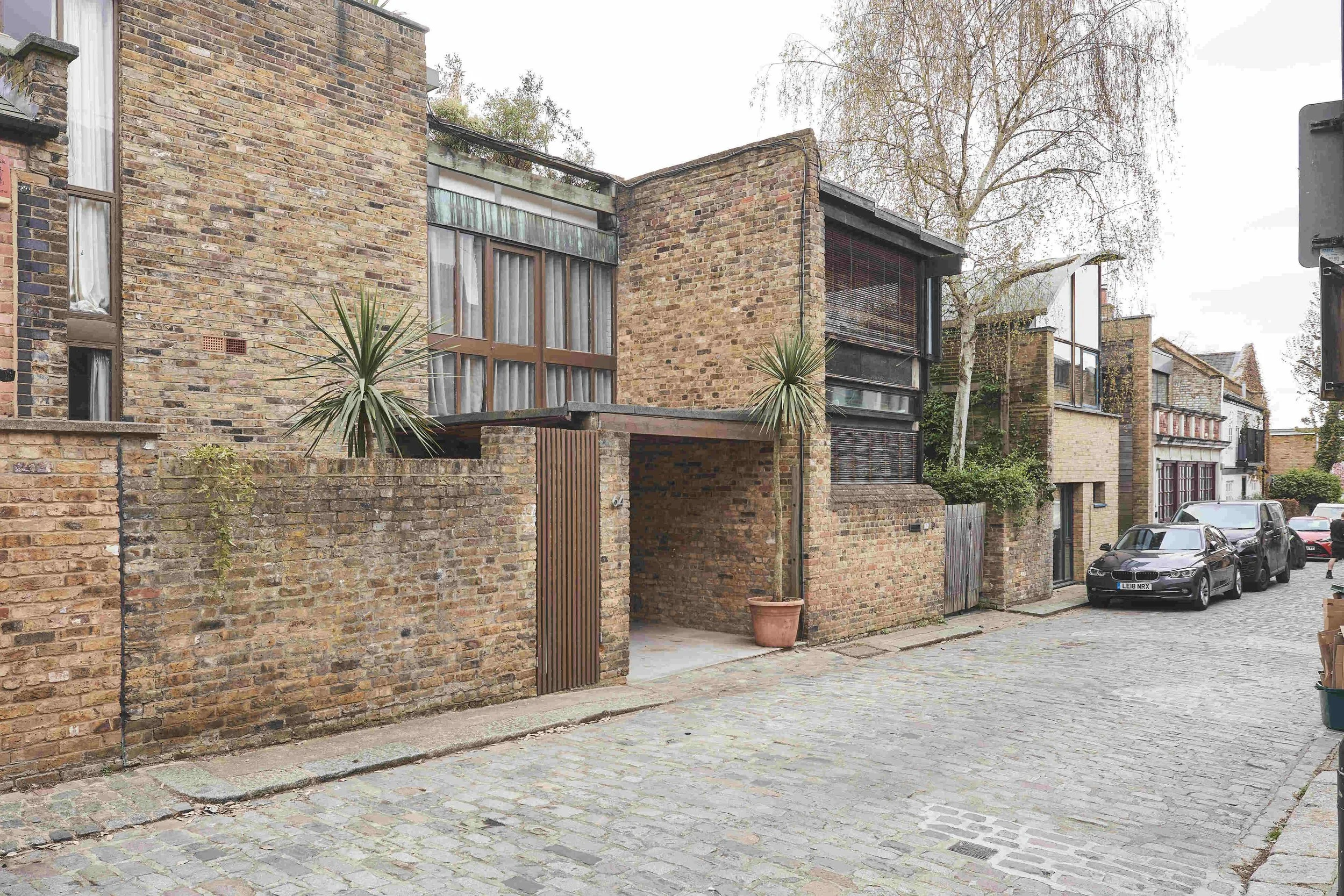 london-retro-mid-century-photo-film-shoot-location-modern-1960s-facade.jpg