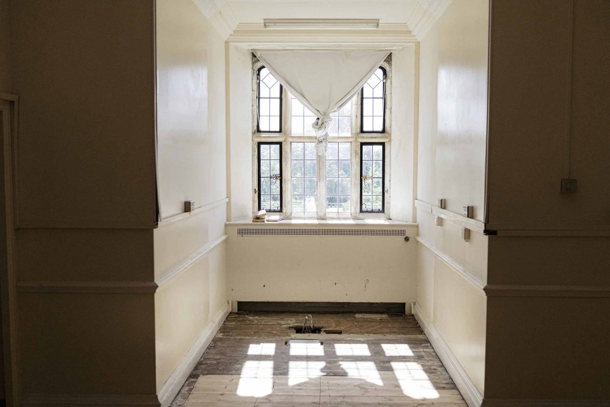 sussex-period-elizabethan-mansion-film-photo-shoot-location-unique-venue-hire-leaded-windows.jpg