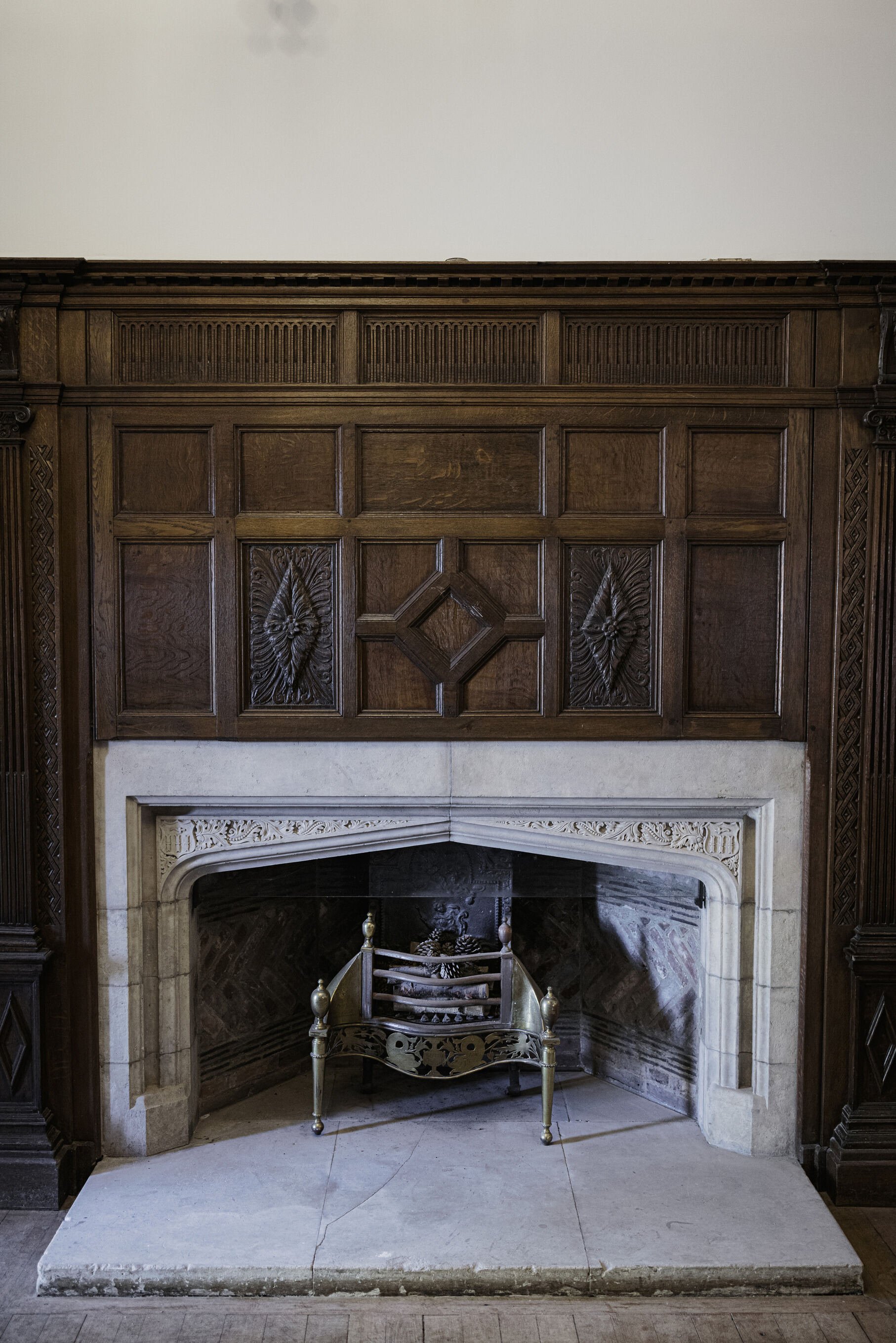 sussex-period-elizabethan-mansion-film-photo-shoot-location-unique-venue-hire-wood-panelled-wall.jpg