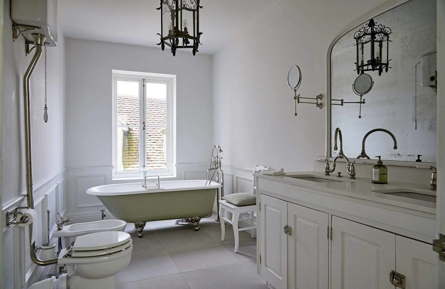 surrey-historic-period-georgian-house-film-photo-shoot-location-unique-venue-event-hire-bathroom.jpg