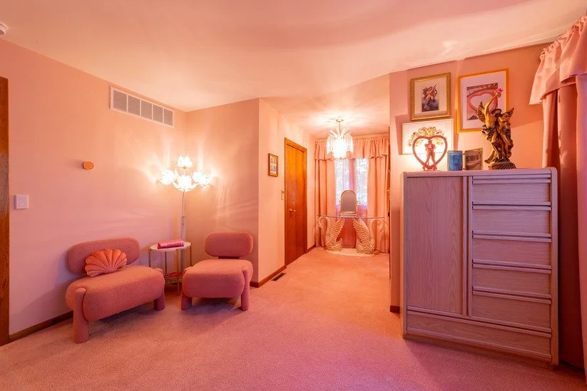 michigan-usa-kitsch-mid-century-house-film-photo-shoot-location-unique-venue-hire-bedroom-pink-ensuite.jpg