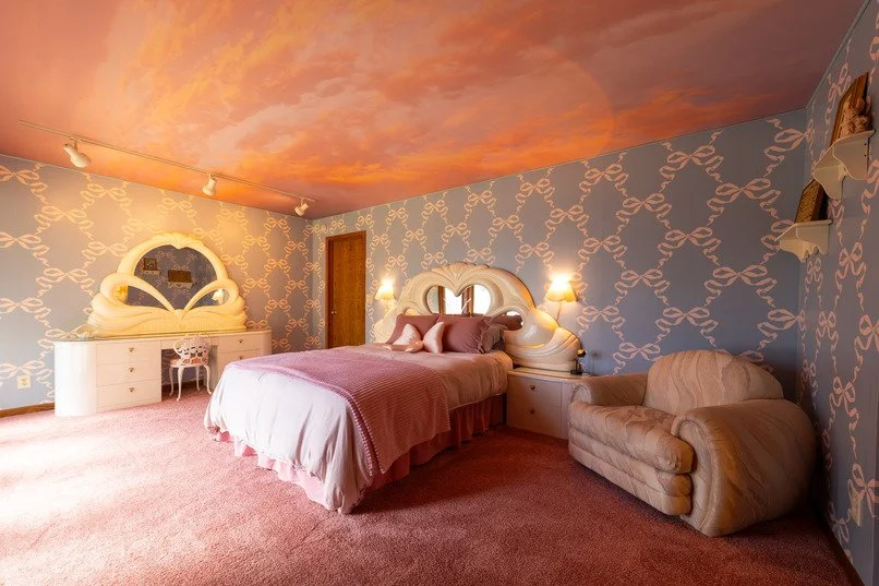 michigan-usa-kitsch-mid-century-house-film-photo-shoot-location-unique-venue-hire-bedroom-pink.jpg