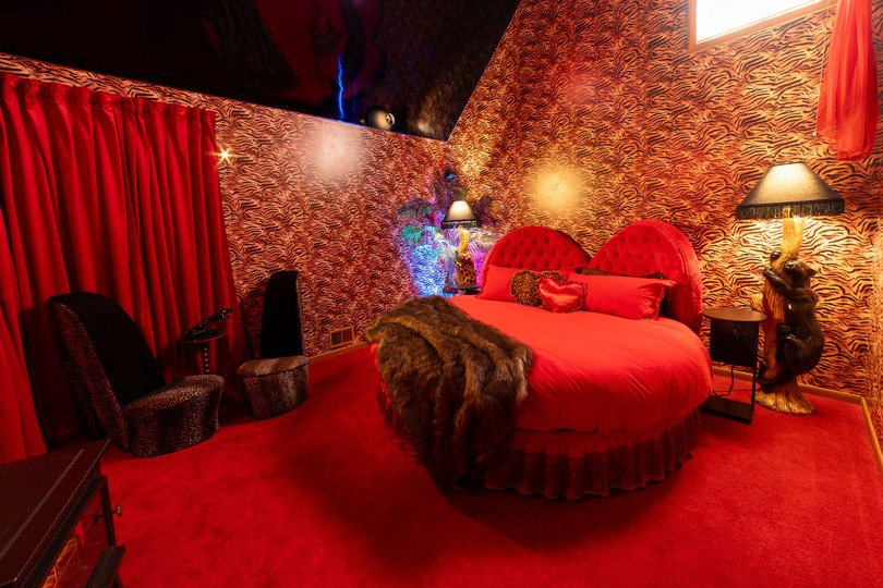 michigan-usa-kitsch-mid-century-house-film-photo-shoot-location-unique-venue-hire-bedroom-red-honeymoon(1).jpg