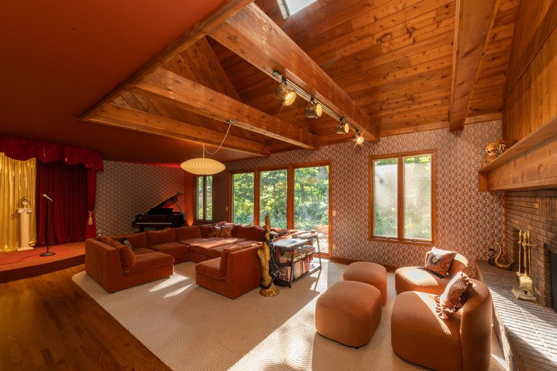 michigan-usa-kitsch-mid-century-house-film-photo-shoot-location-unique-venue-hire-large-living-room-pink-furniture.jpg