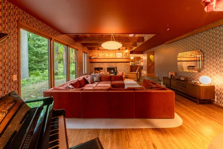 michigan-usa-kitsch-mid-century-house-film-photo-shoot-location-unique-venue-hire-livingroom-pink-sofa.jpg