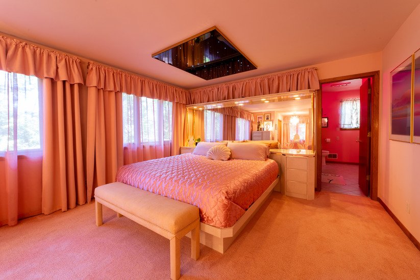 michigan-usa-kitsch-mid-century-house-film-photo-shoot-location-unique-venue-hire-pink-large-bedroom.jpg
