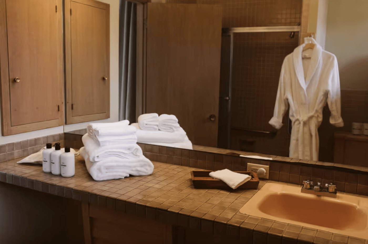 wisconsin-usa-retro-1960s-photo-film-shoot-location-modern-bathroom-sink.png