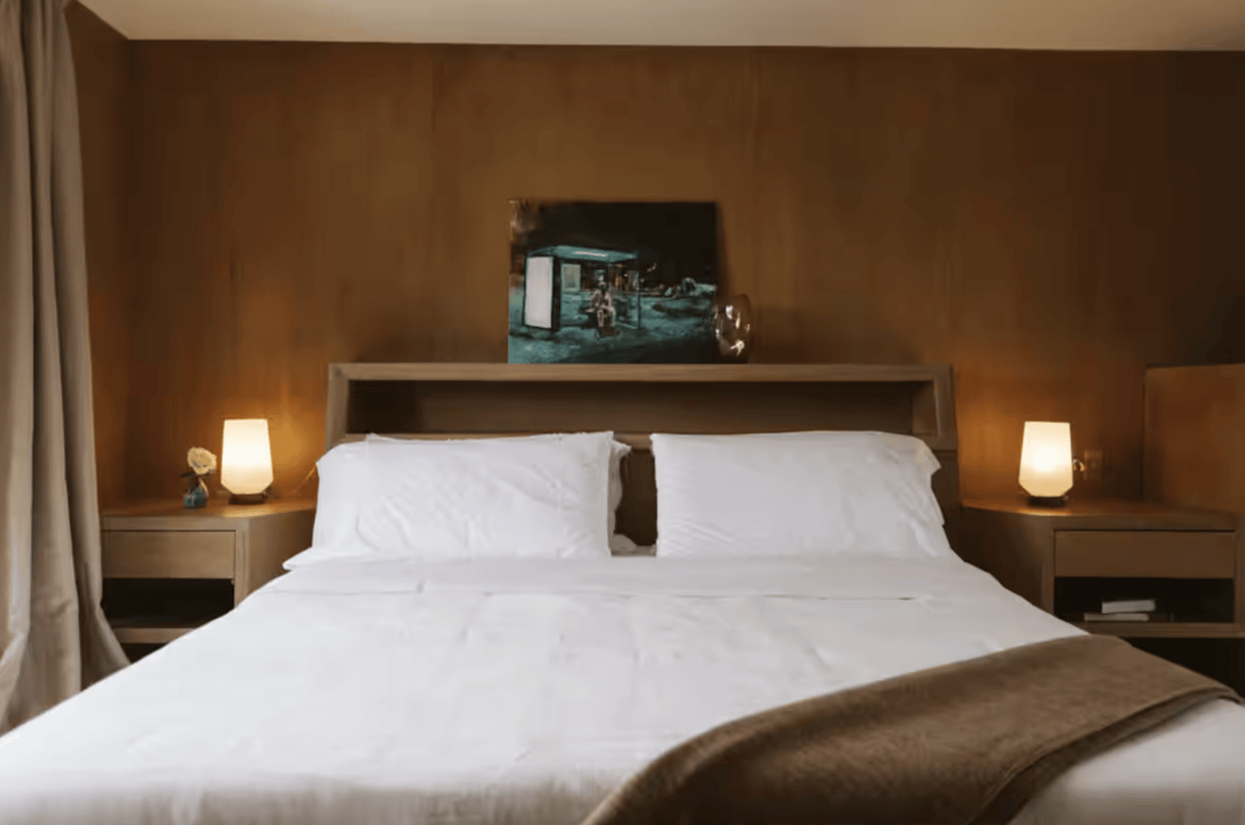 wisconsin-usa-retro-1960s-photo-film-shoot-location-modern-double-bed.png