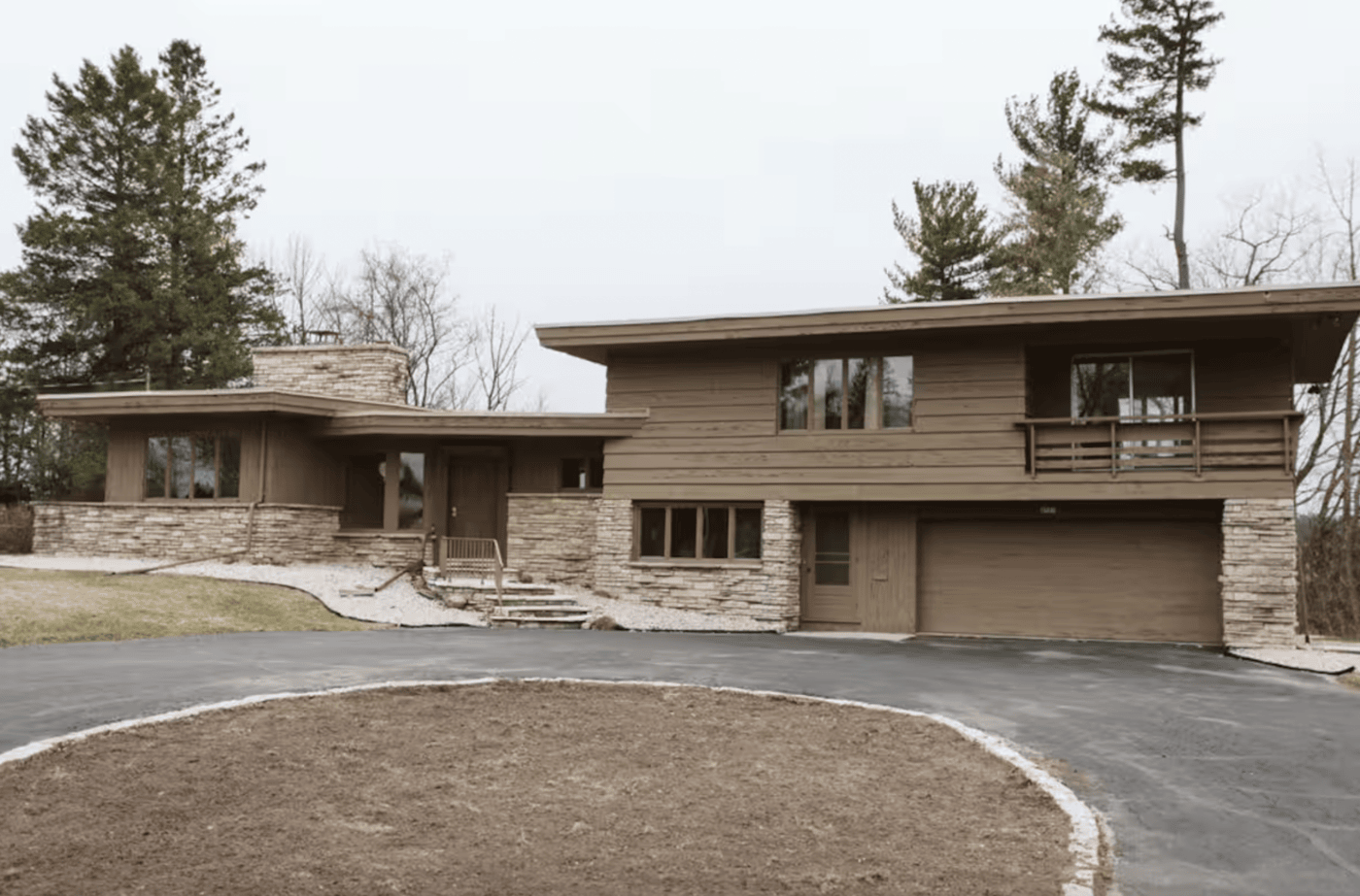 wisconsin-usa-retro-1960s-photo-film-shoot-location-modern-facade-driveway.png
