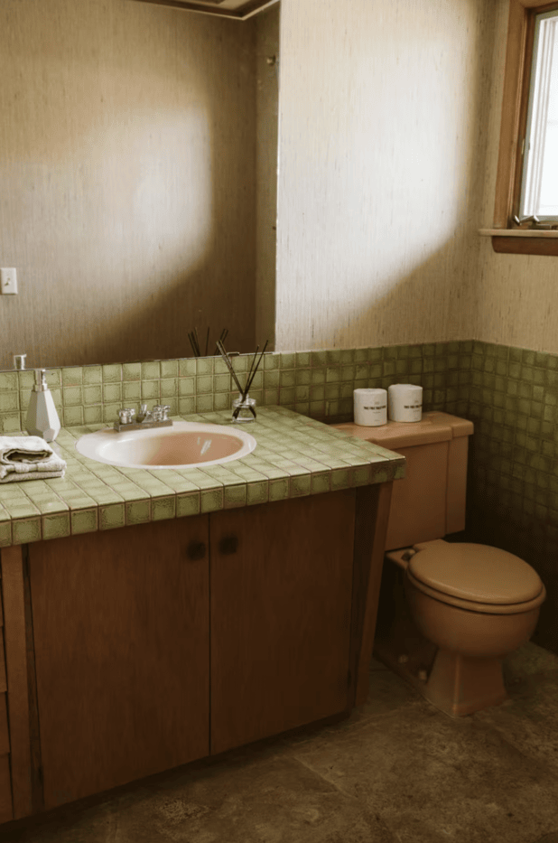 wisconsin-usa-retro-1960s-photo-film-shoot-location-modern-green-bathroom-tiles.png