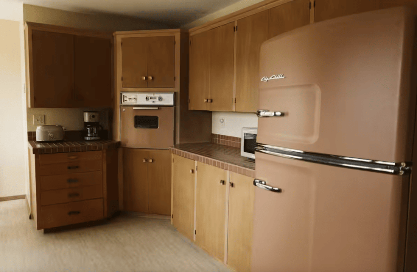 wisconsin-usa-retro-1960s-photo-film-shoot-location-modern-kitchen-built-in-oven.png