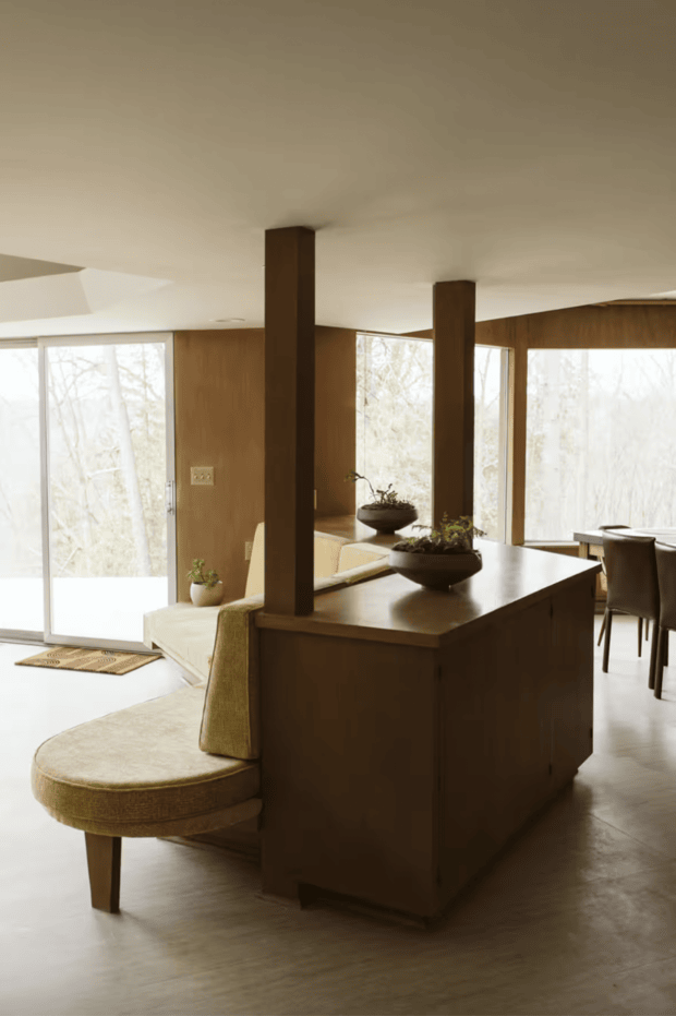wisconsin-usa-retro-1960s-photo-film-shoot-location-modern-open-plan-pillars.png