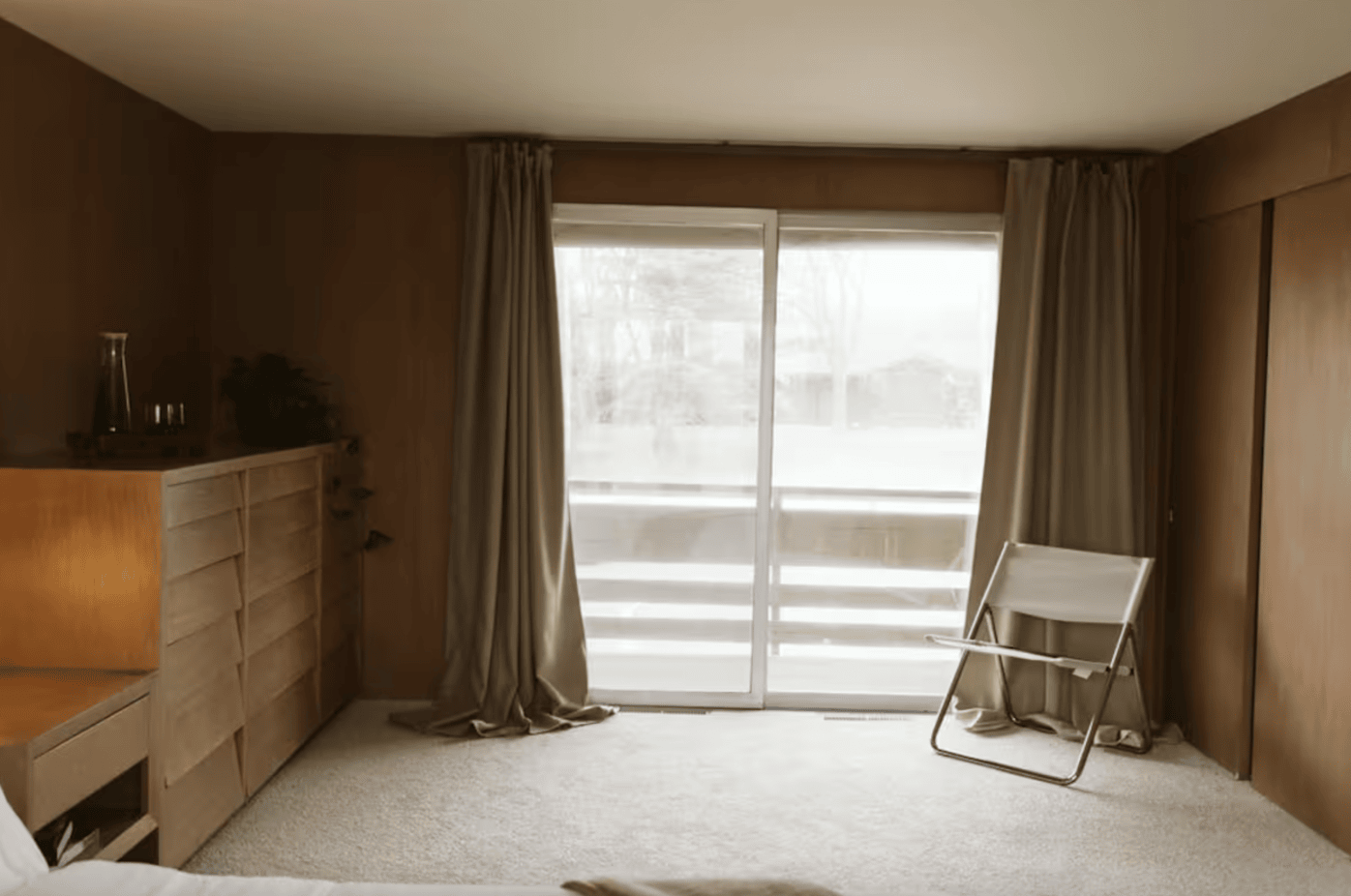 wisconsin-usa-retro-1960s-photo-film-shoot-location-modern-patio-sliding-doors.png