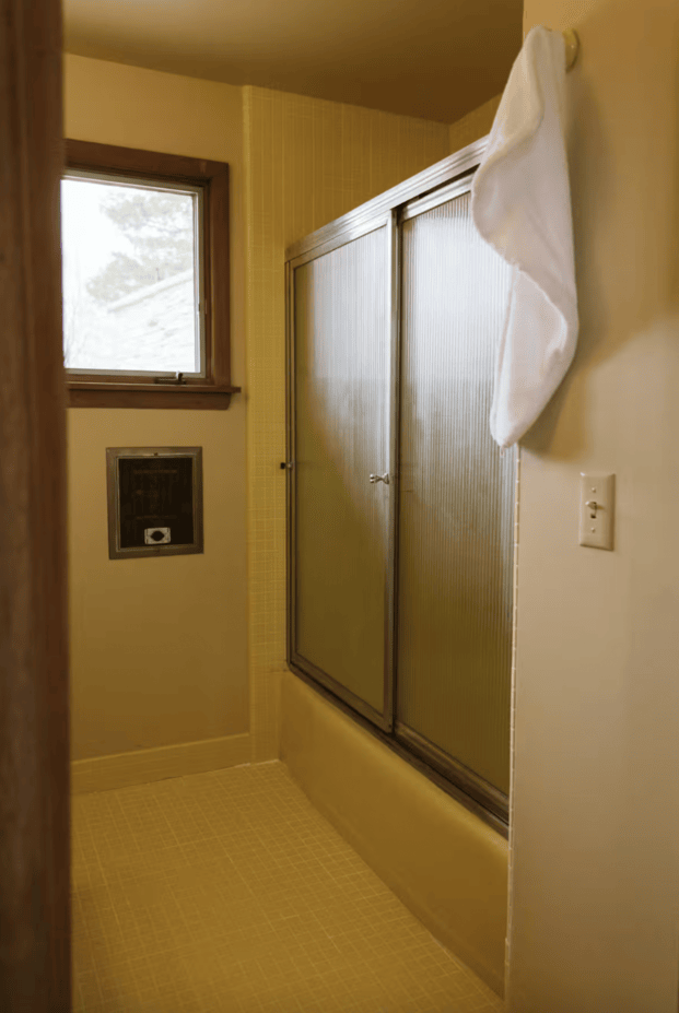 wisconsin-usa-retro-1960s-photo-film-shoot-location-modern-shower-screen.png