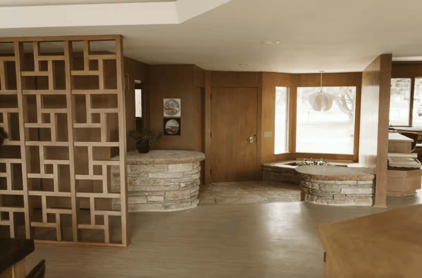 wisconsin-usa-retro-1960s-photo-film-shoot-location-modern-stone-lounge-features.png
