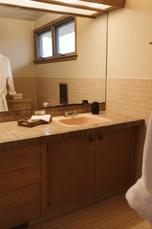 wisconsin-usa-retro-1960s-photo-film-shoot-location-modern-tiled-bathroom.png