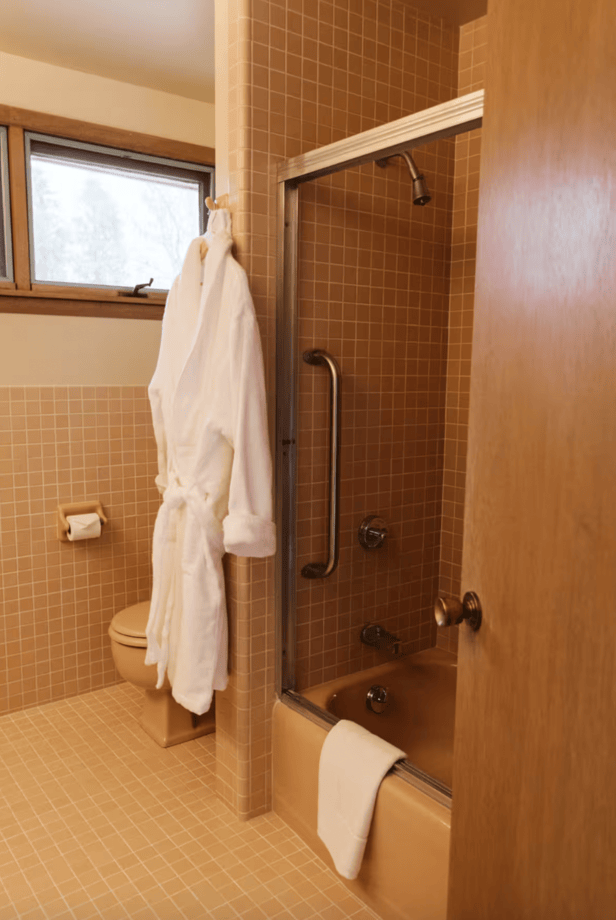 wisconsin-usa-retro-1960s-photo-film-shoot-location-modern-tiled-shower.png