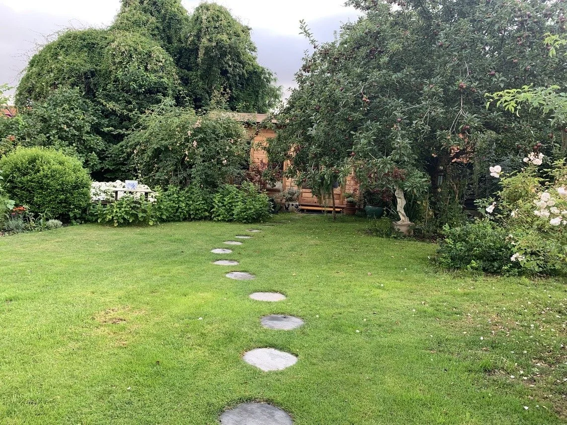 cambridgeshire-thatched-cottage-film-photo-shoot-location-unique-venue-hire-garden-stepping-stones (1).jpg
