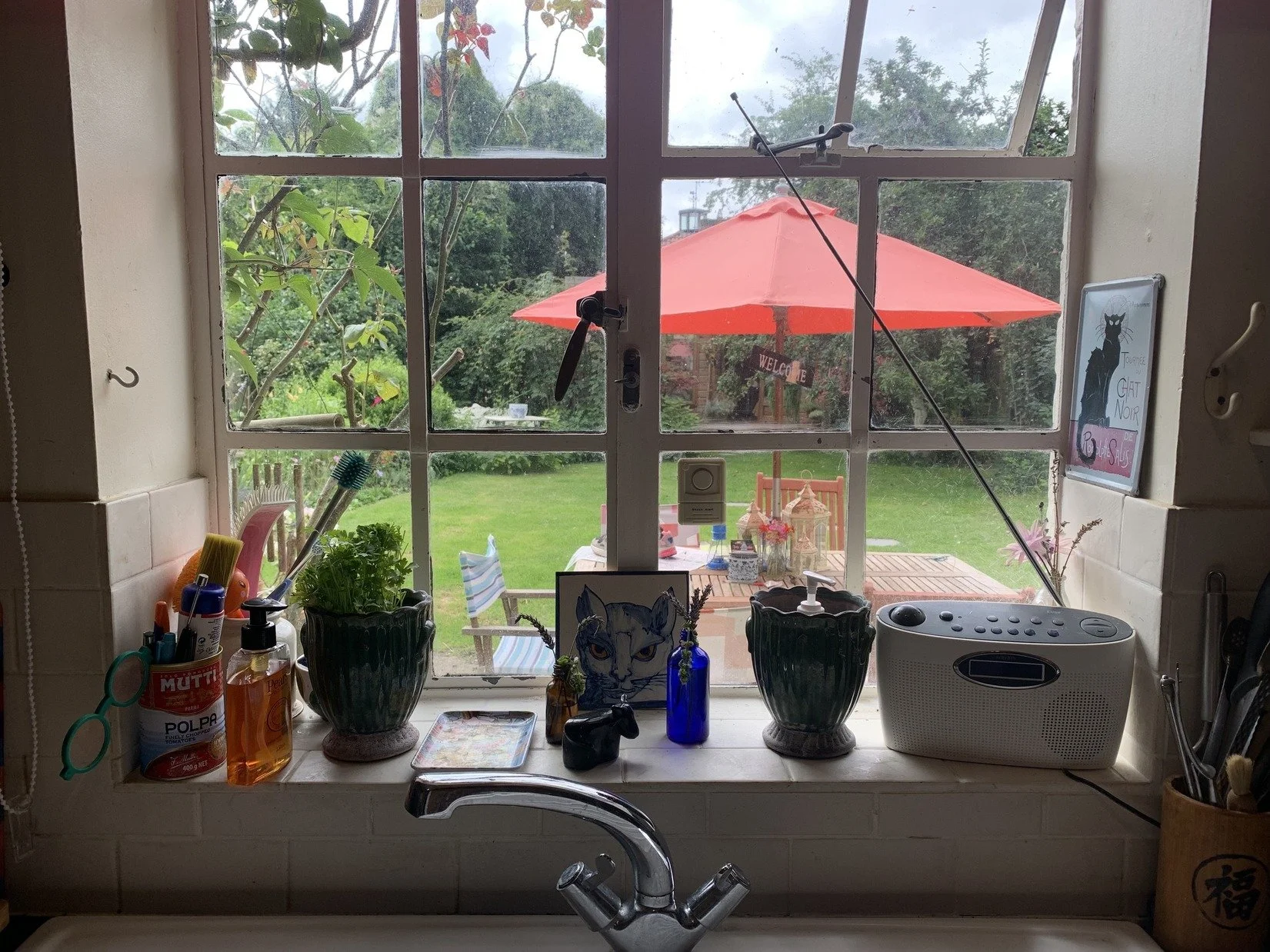 cambridgeshire-thatched-cottage-film-photo-shoot-location-unique-venue-hire-kitchen-window (1).jpg