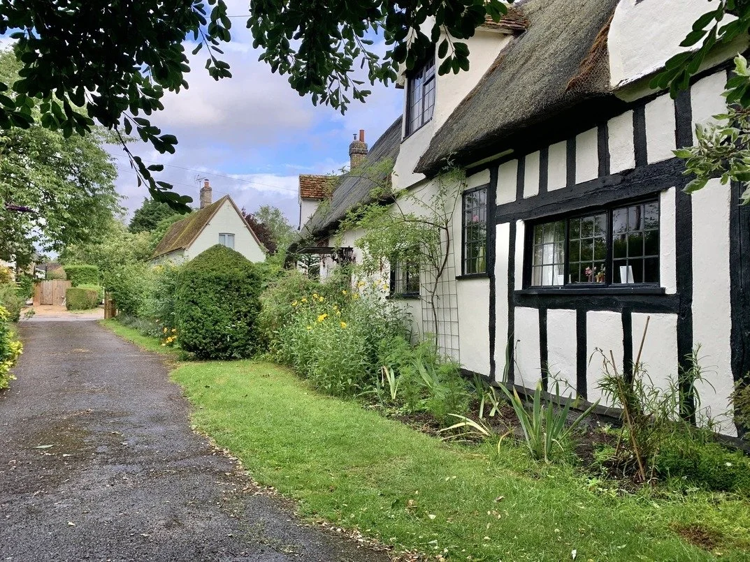 cambridgeshire-thatched-cottage-film-photo-shoot-location-unique-venue-hire-side-view-driveway.jpg