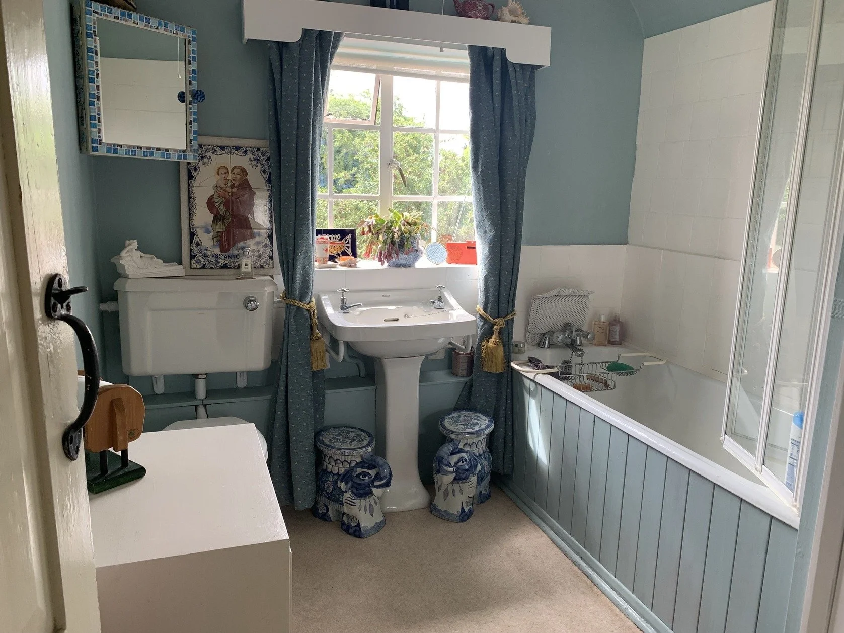 cambridgeshire-thatched-cottage-film-photo-shoot-location-unique-venue-hire-upstairs-bathroom.jpg
