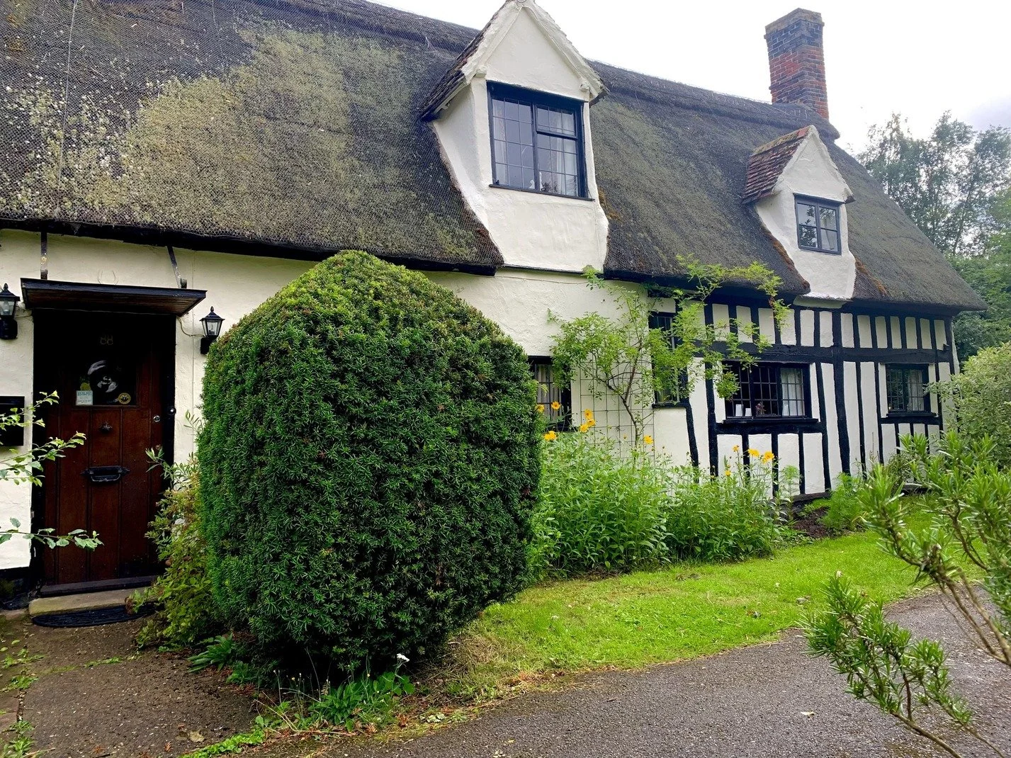 cambridgeshire-thatched-cottage-film-photo-shoot-events-location-unique-venue-hire-frontage (1).jpg