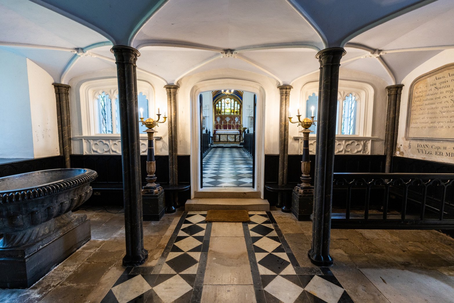 hampshire-edwardian-country-mansion-period-film-photo-shoot-event-venue-hire-grand-hallway.jpg