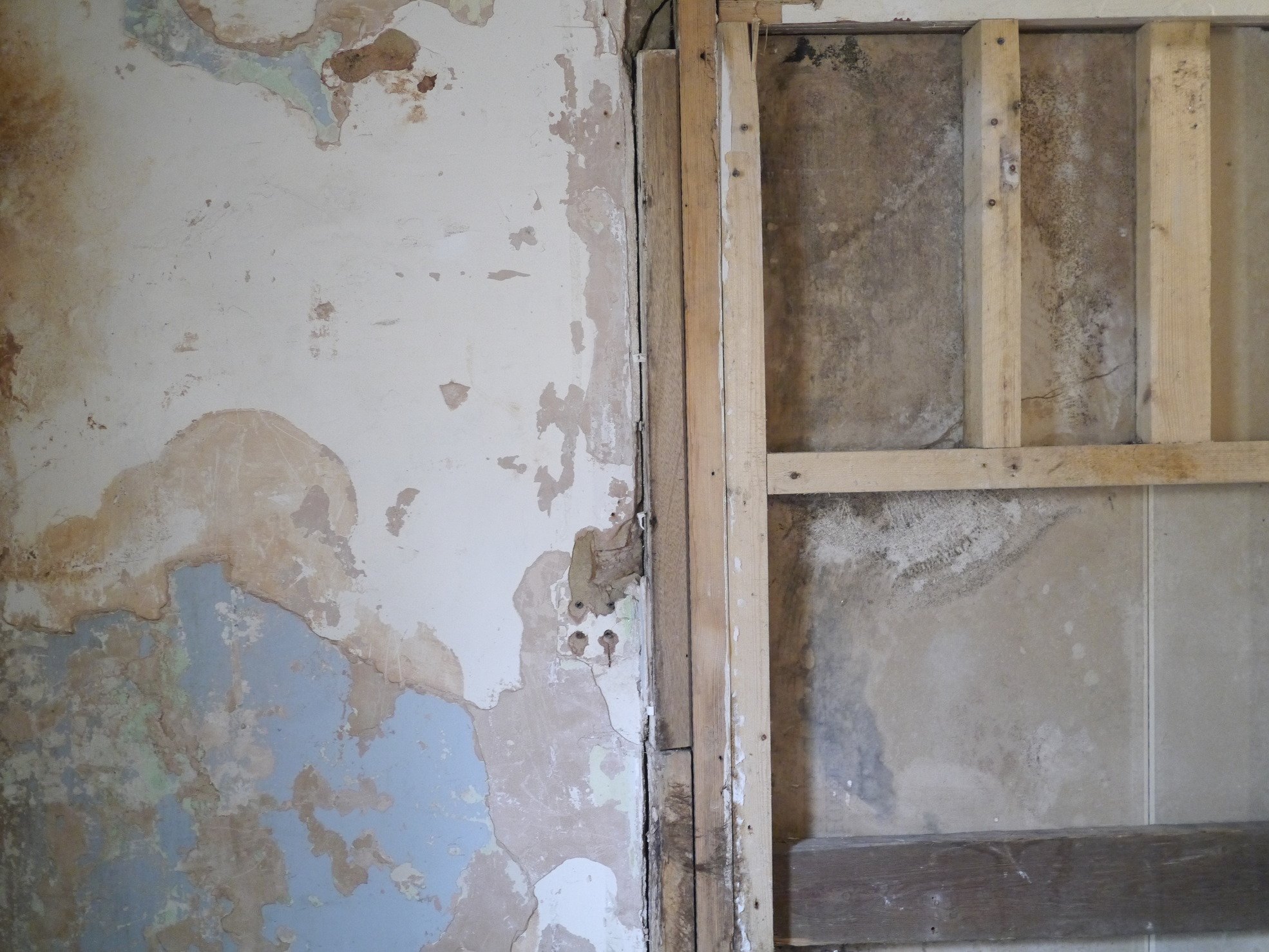 london-dilapidated-victorian-property-double-height-location-film-photo-shoot-hire-wall-exposed-wood.jpg