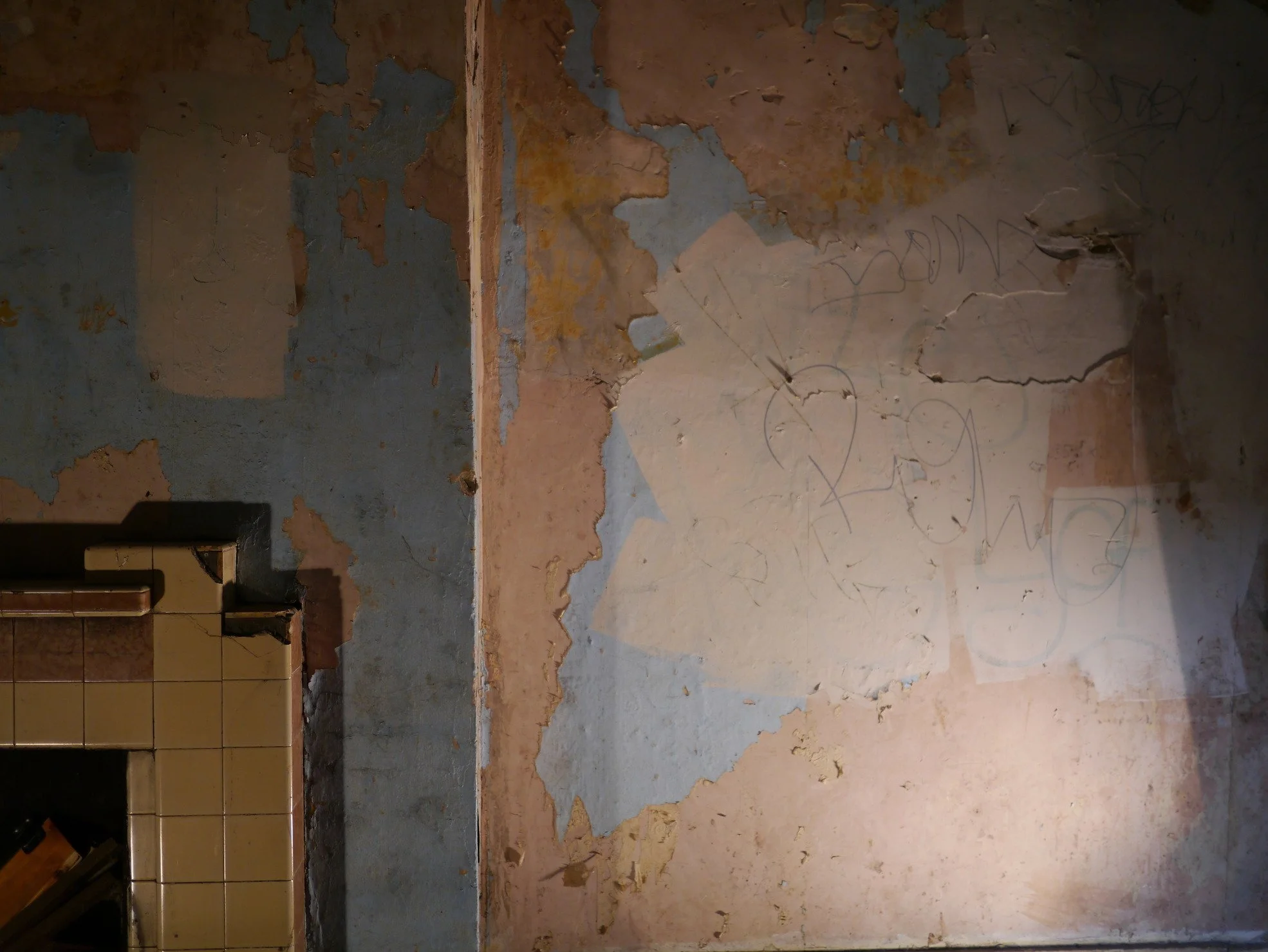 london-dilapidated-victorian-property-double-height-location-film-photo-shoot-hire-exposed-wall-plaster.jpg
