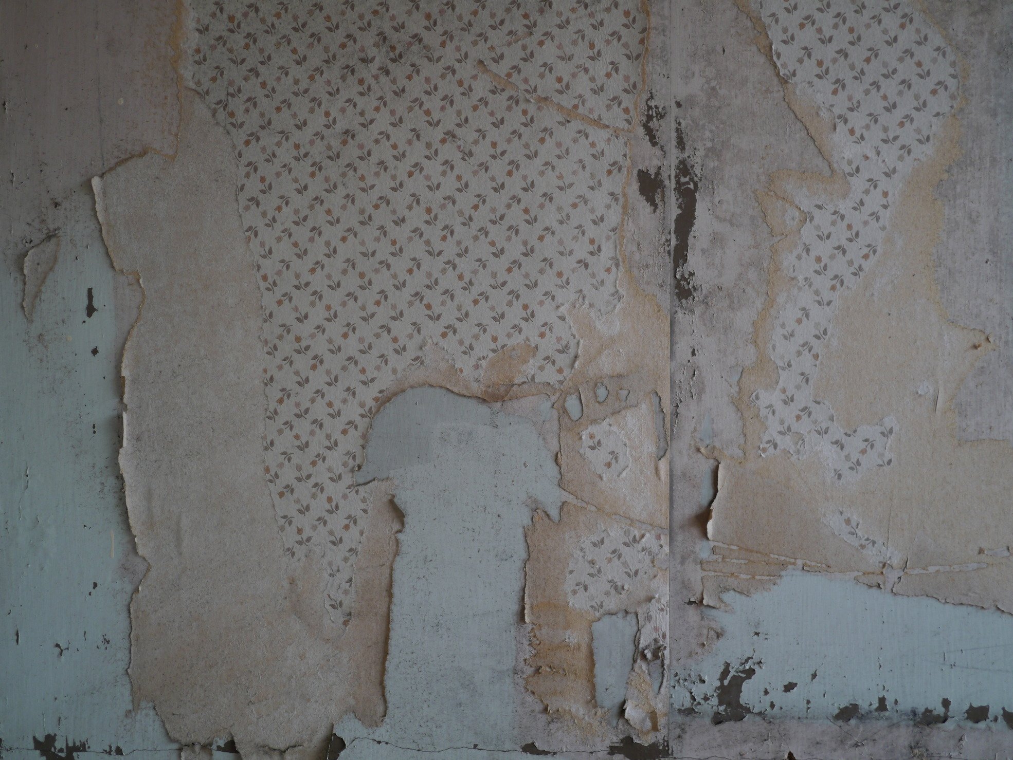london-dilapidated-victorian-property-double-height-location-film-photo-shoot-hire-peeling-wallpaper.jpg
