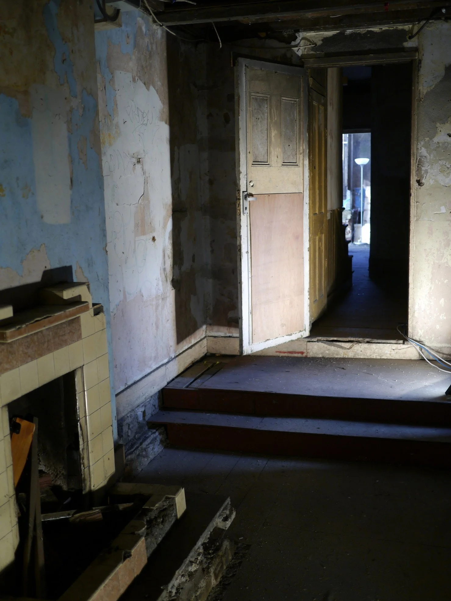 london-dilapidated-victorian-property-double-height-location-film-photo-shoot-hire-tiled-fireplace.jpg