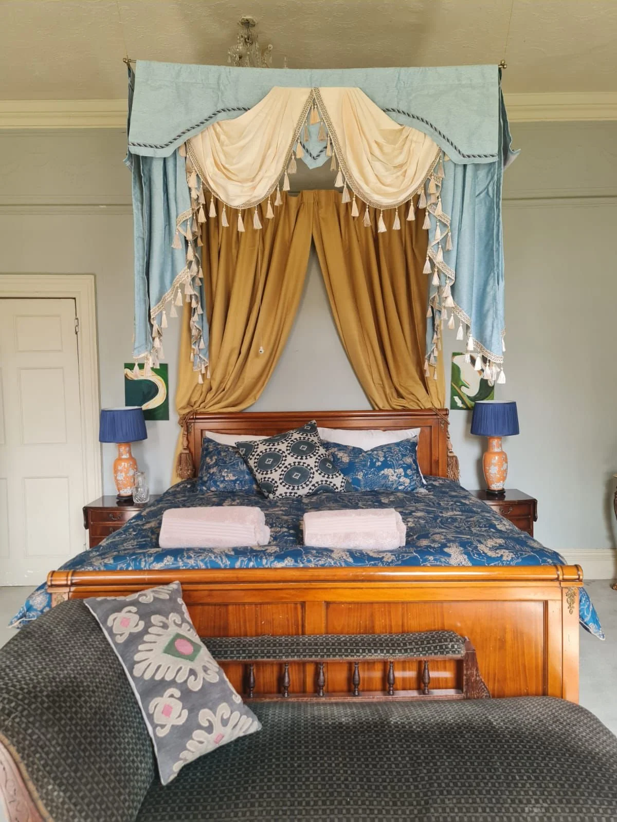 lincolnshire-historic-georgian-victorian-manor-house-estate-film-location-shoot-events-hire-four-poster-bed-yellow-curtains.jpg