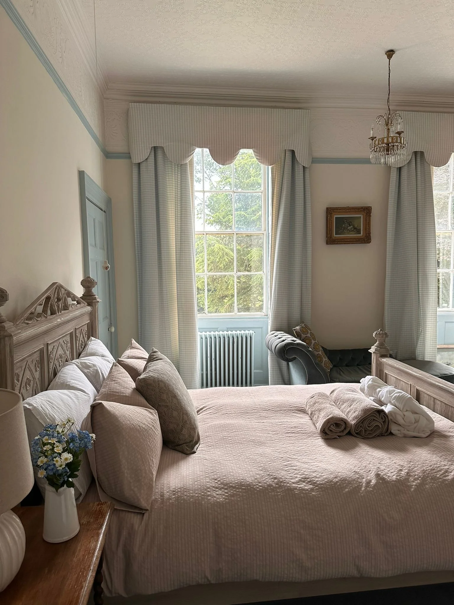 lincolnshire-historic-georgian-victorian-manor-house-estate-film-location-shoot-events-hire-white-double-bed.jpg